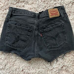 Black Levi’s jean shorts